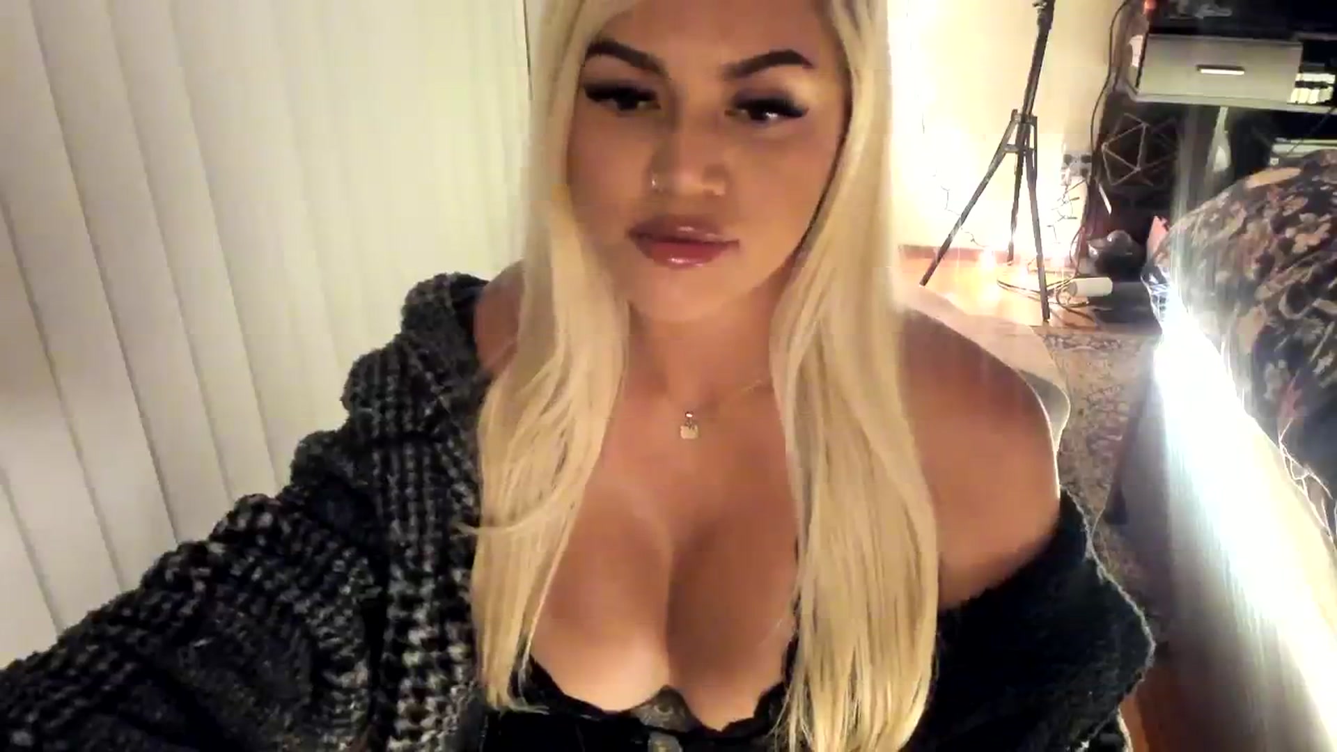 Gallery image thumbnail from blondetoshi's myfreecams stream on, 04/03/2024, 04:31 image 6 of 20