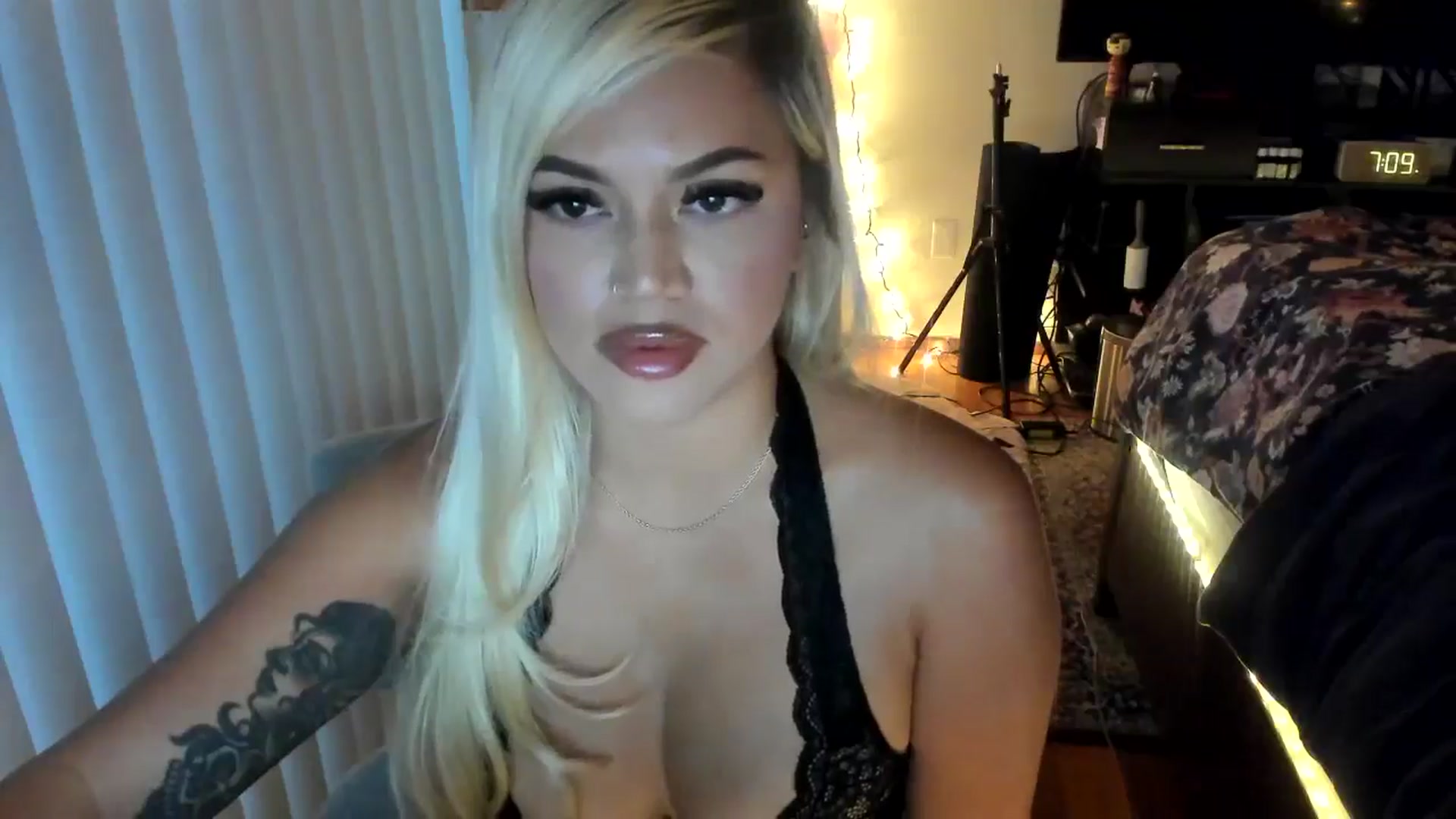 Gallery image thumbnail from blondetoshi's myfreecams stream on, 05/03/2024, 02:37 image 14 of 20