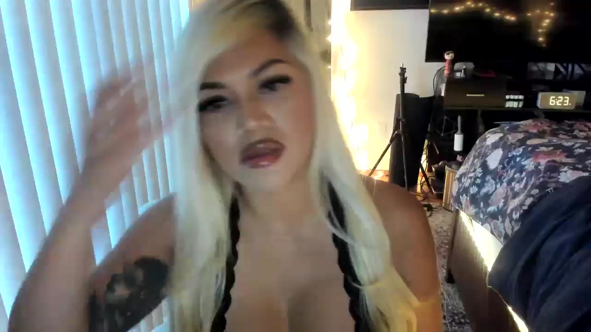Gallery image thumbnail from blondetoshi's myfreecams stream on, 05/03/2024, 02:37 image 1 of 20