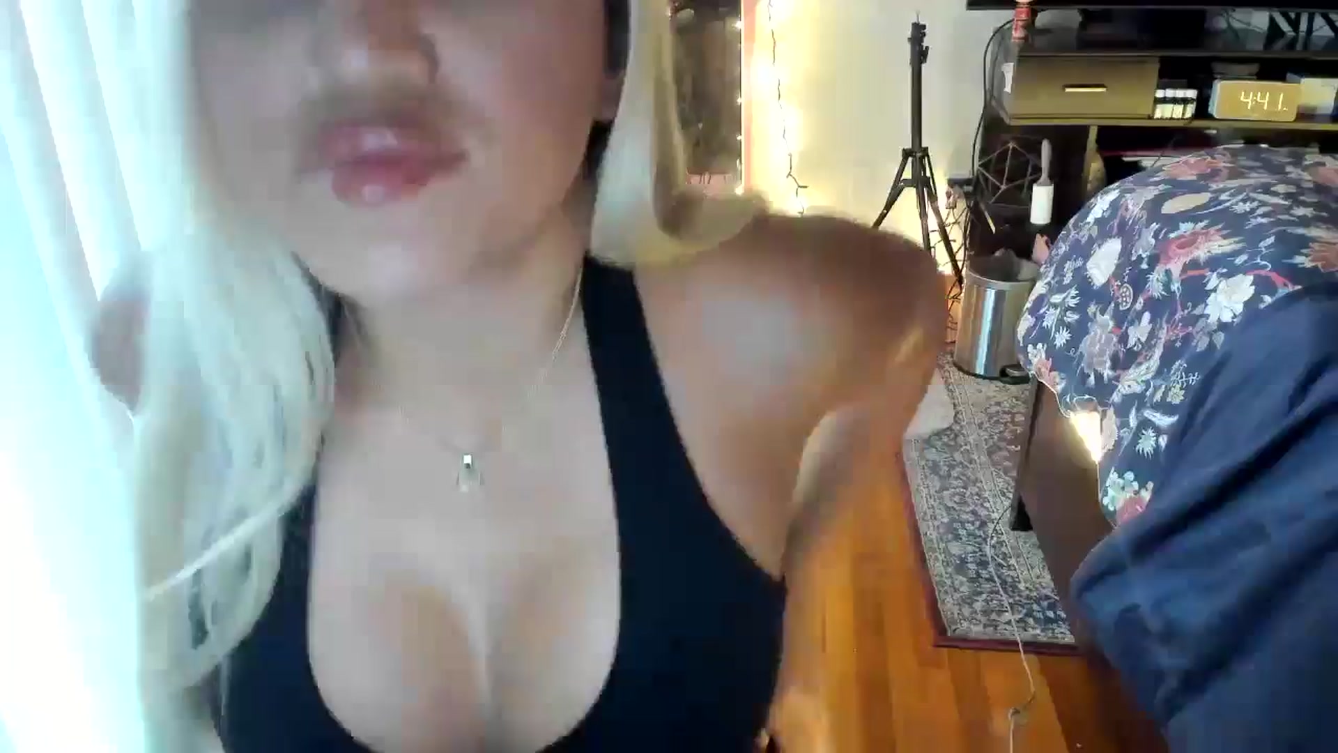 Gallery image thumbnail from blondetoshi's myfreecams stream on, 05/09/2024, 23:58 image 6 of 20