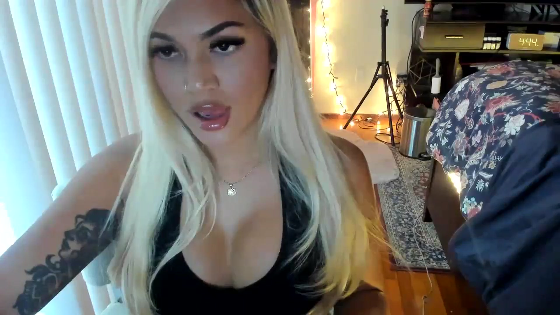 Gallery image thumbnail from blondetoshi's myfreecams stream on, 05/09/2024, 23:58 image 9 of 20