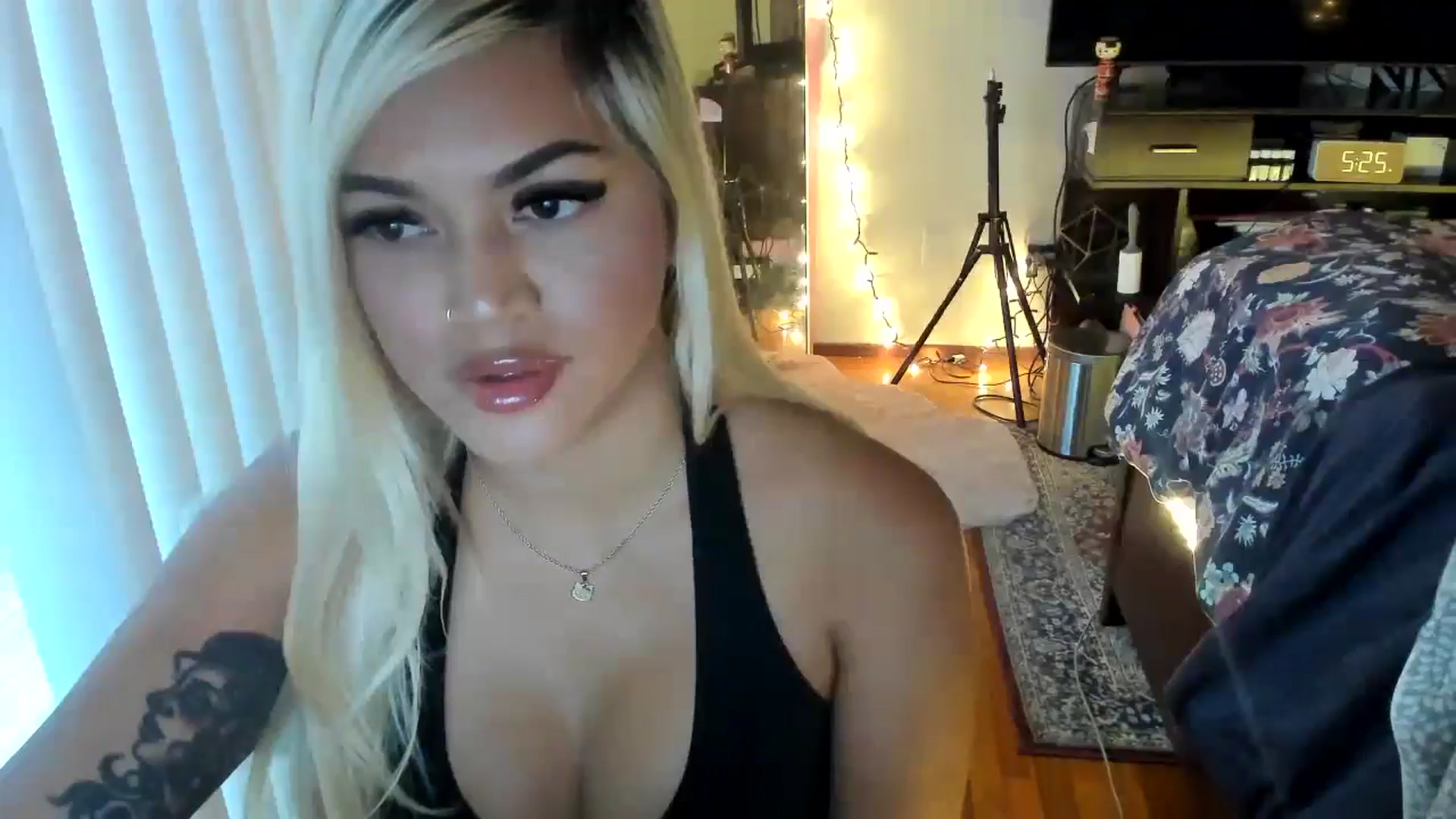 Gallery image thumbnail from blondetoshi's myfreecams stream on, 05/10/2024, 01:19 image 2 of 20