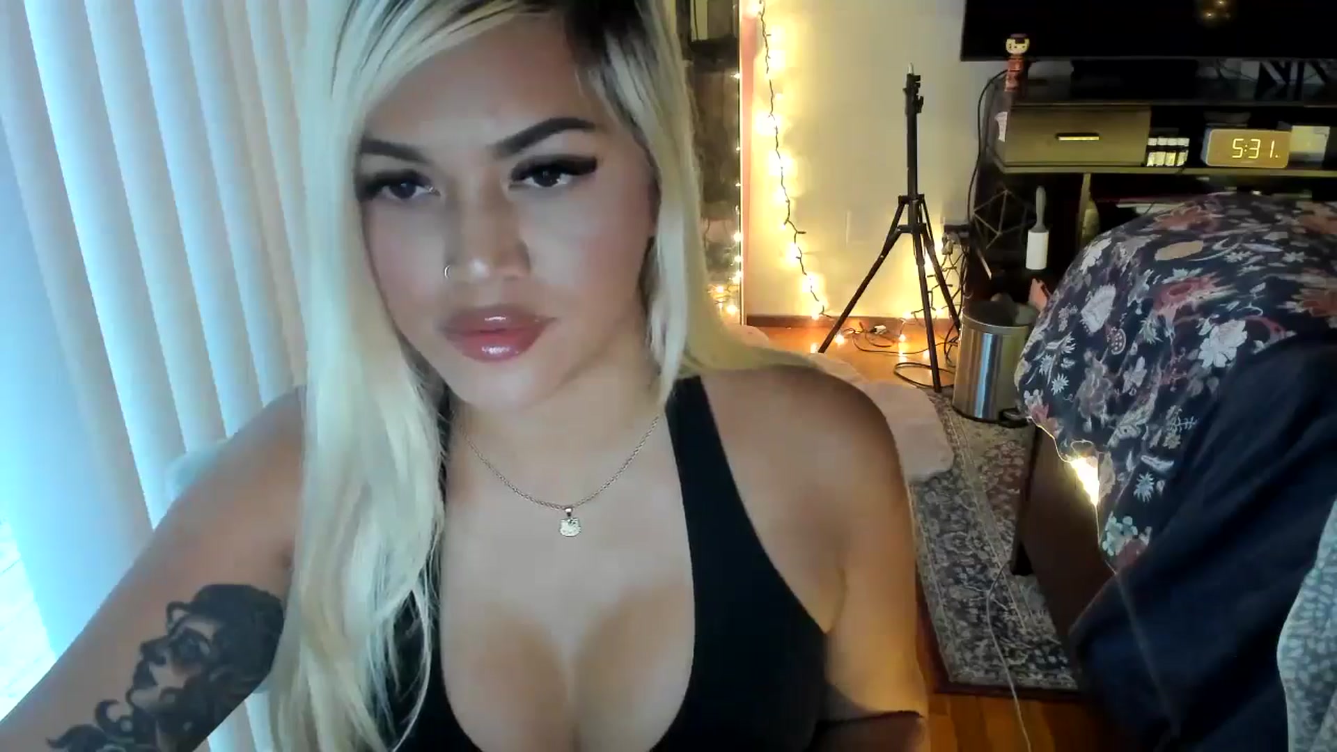 Gallery image thumbnail from blondetoshi's myfreecams stream on, 05/10/2024, 01:19 image 4 of 20