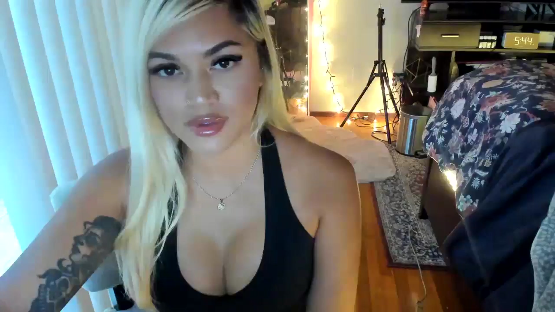 Gallery image thumbnail from blondetoshi's myfreecams stream on, 05/10/2024, 01:19 image 9 of 20