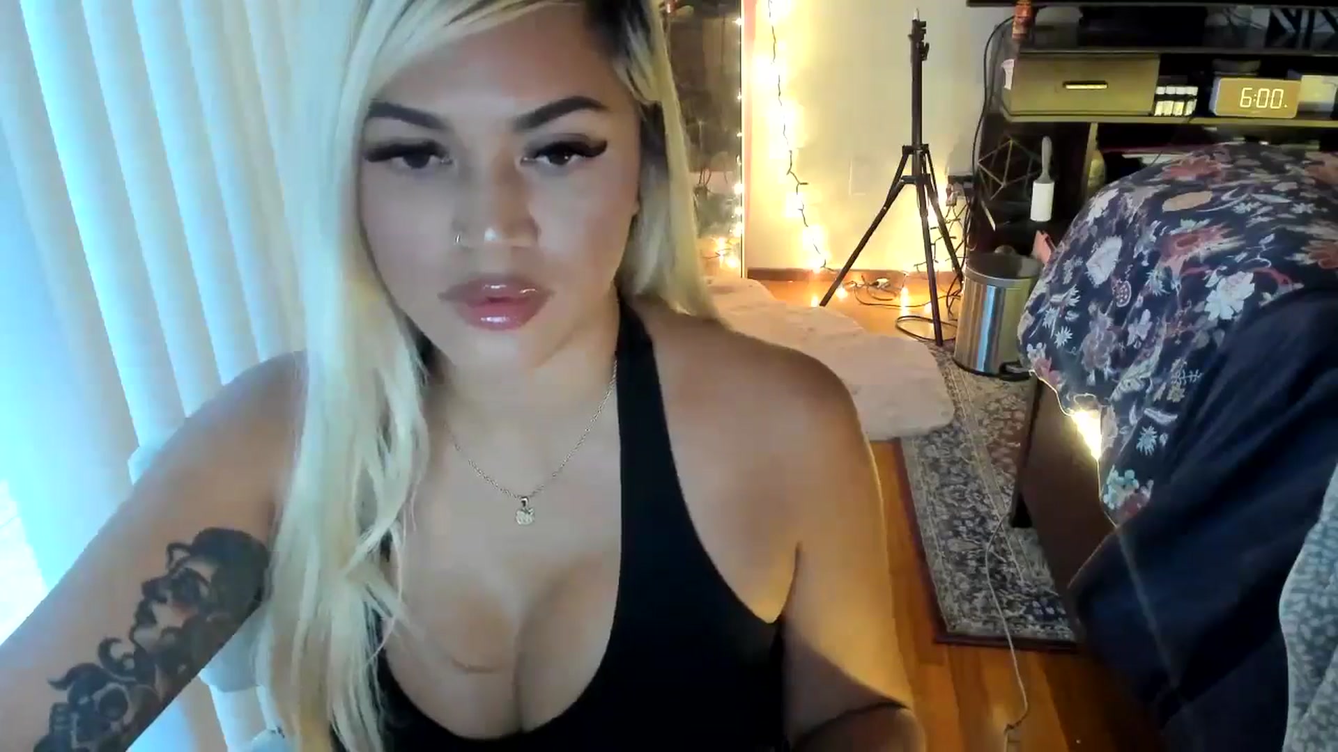 Gallery image thumbnail from blondetoshi's myfreecams stream on, 05/10/2024, 01:19 image 15 of 20