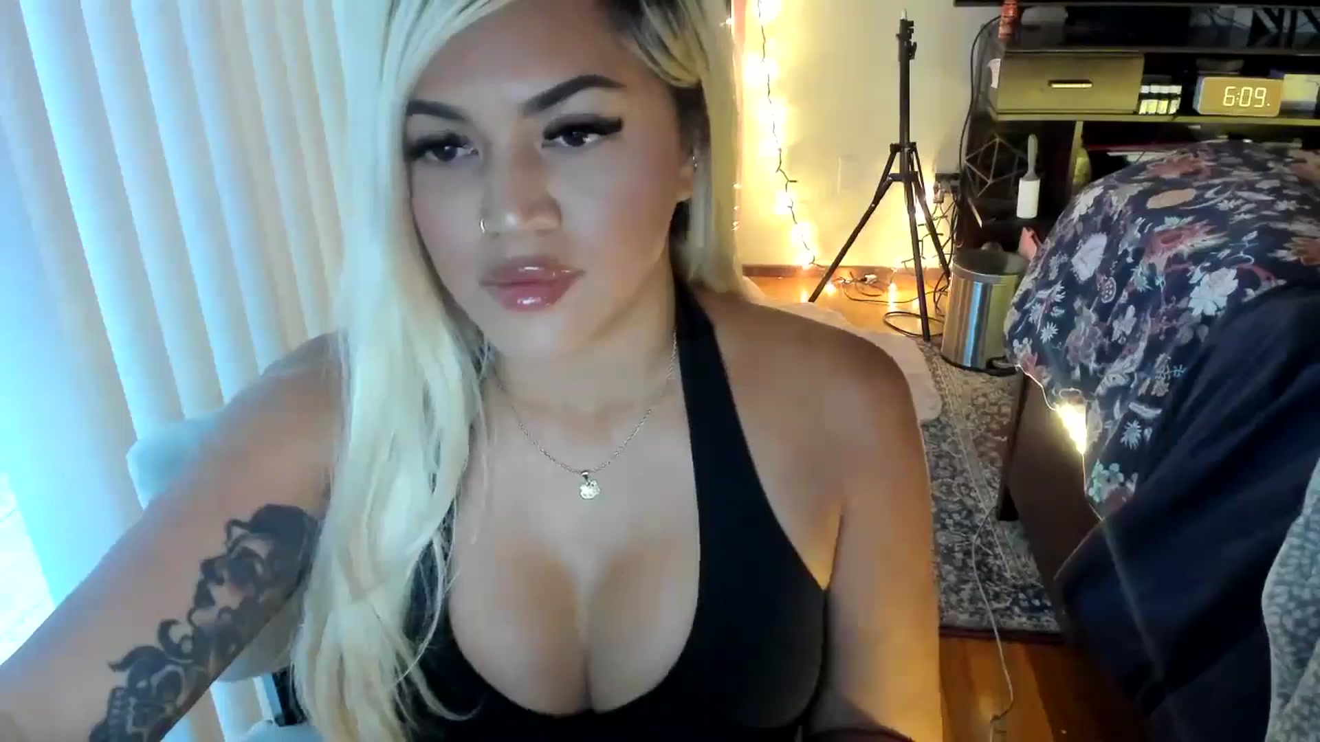 Gallery image thumbnail from blondetoshi's myfreecams stream on, 05/10/2024, 01:19 image 18 of 20