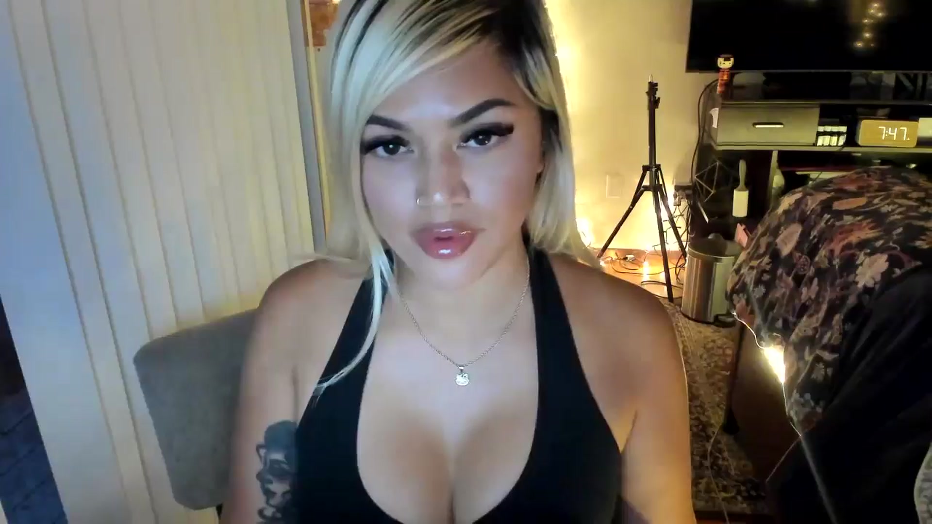 Gallery image thumbnail from blondetoshi's myfreecams stream on, 05/10/2024, 04:06 image 2 of 20