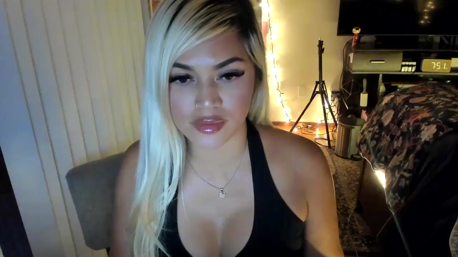 Gallery image thumbnail from blondetoshi's myfreecams stream on, 05/10/2024, 04:06 image 3 of 20
