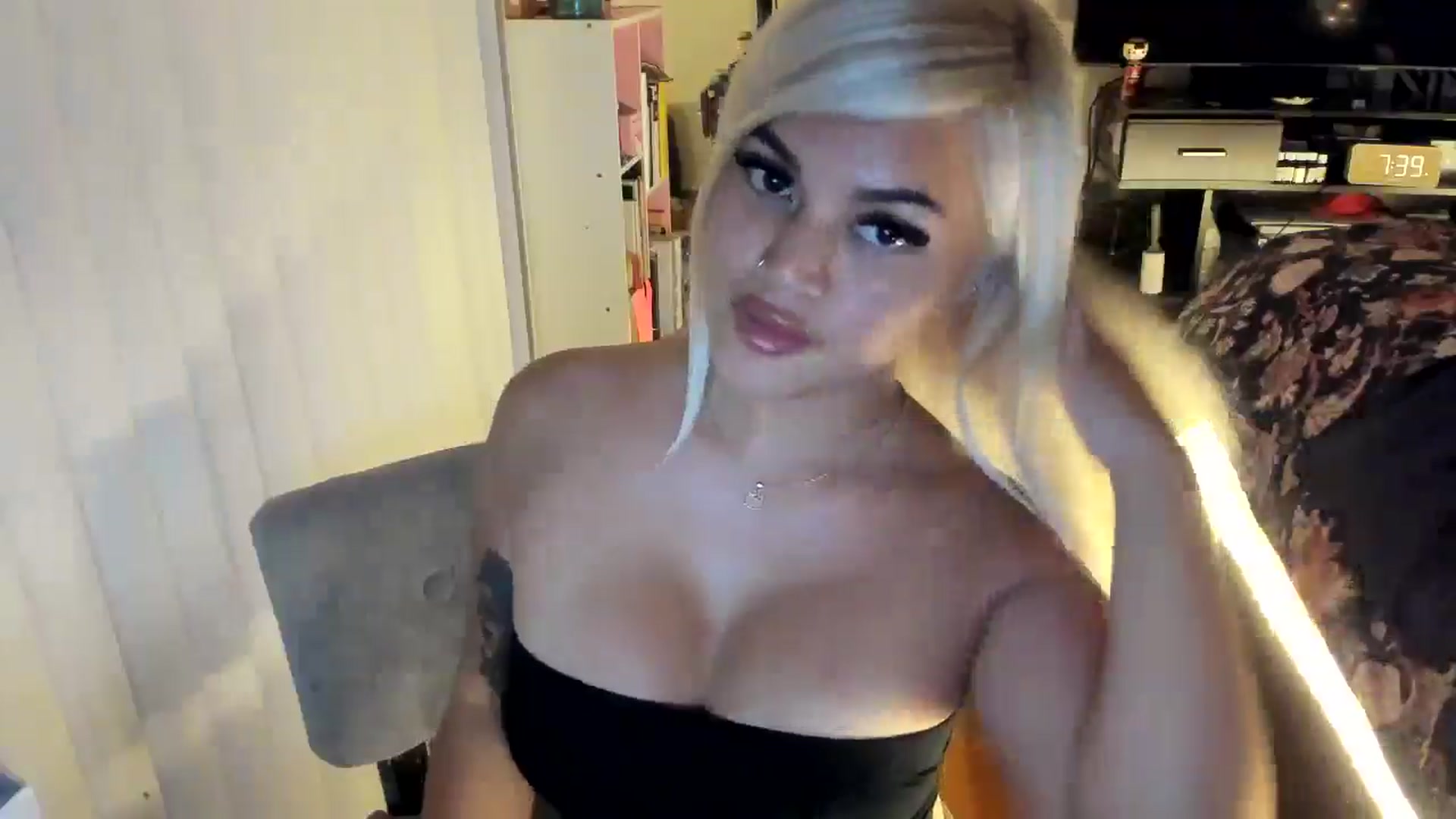Gallery image thumbnail from blondetoshi's myfreecams stream on, 05/16/2024, 03:20 image 8 of 20