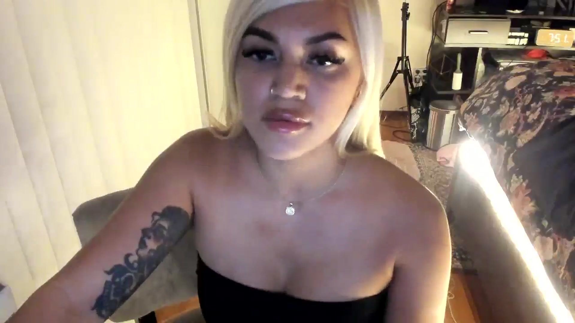 Gallery image thumbnail from blondetoshi's myfreecams stream on, 05/16/2024, 03:20 image 12 of 20