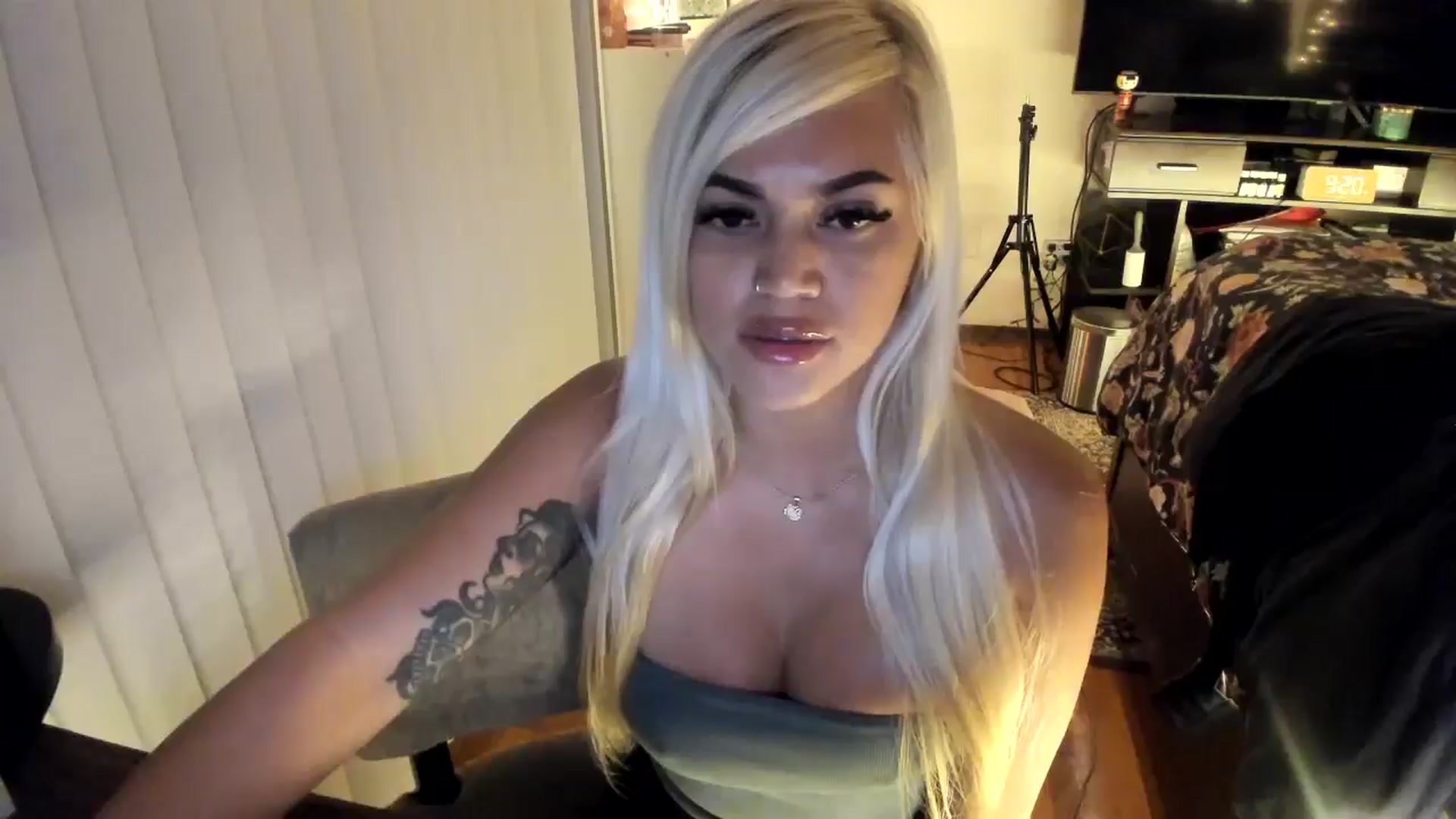 Gallery image thumbnail from blondetoshi's myfreecams stream on, 05/17/2024, 04:35 image 16 of 20