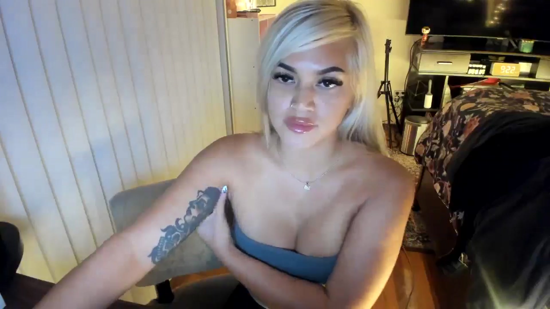 Gallery image thumbnail from blondetoshi's myfreecams stream on, 05/17/2024, 04:35 image 17 of 20