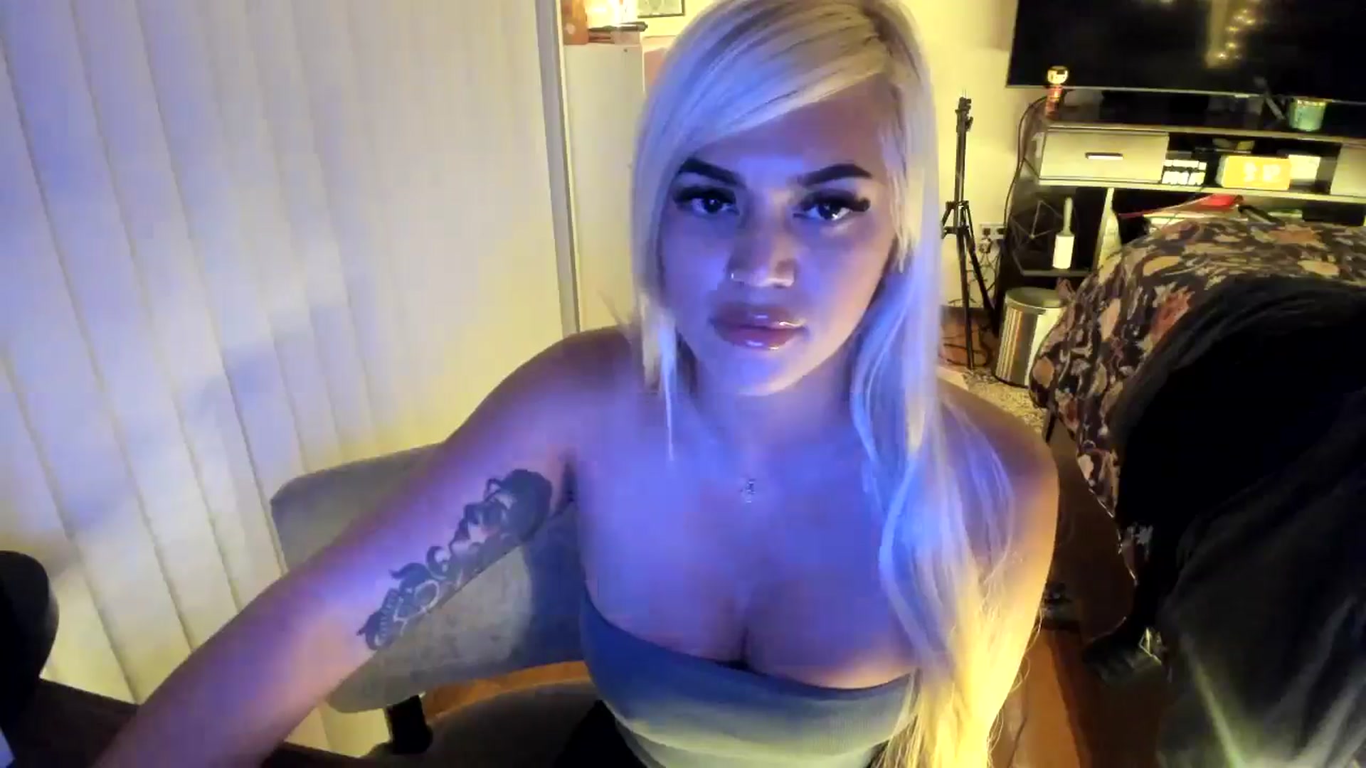 Gallery image thumbnail from blondetoshi's myfreecams stream on, 05/17/2024, 04:35 image 13 of 20