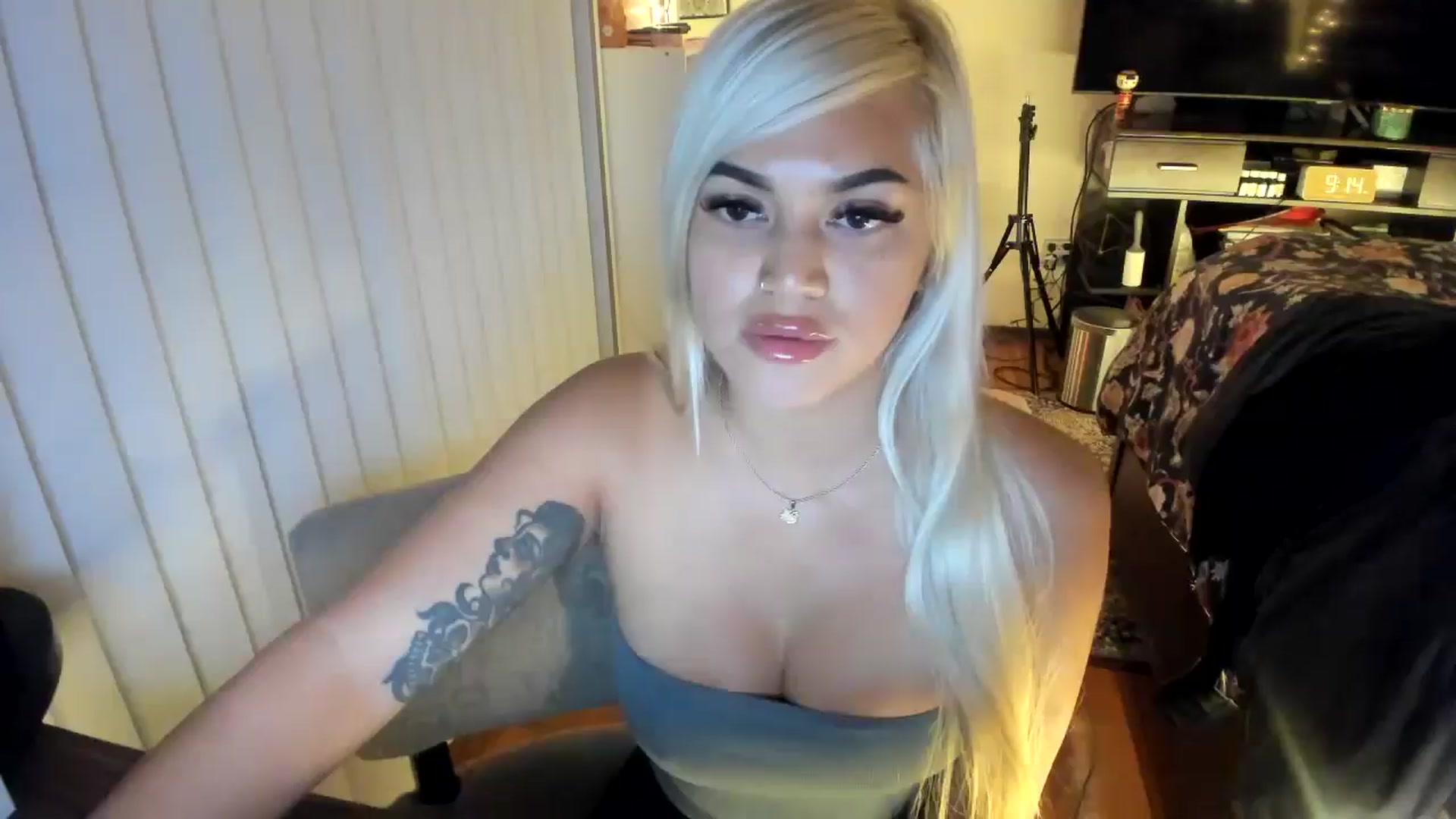 Gallery image thumbnail from blondetoshi's myfreecams stream on, 05/17/2024, 04:35 image 14 of 20