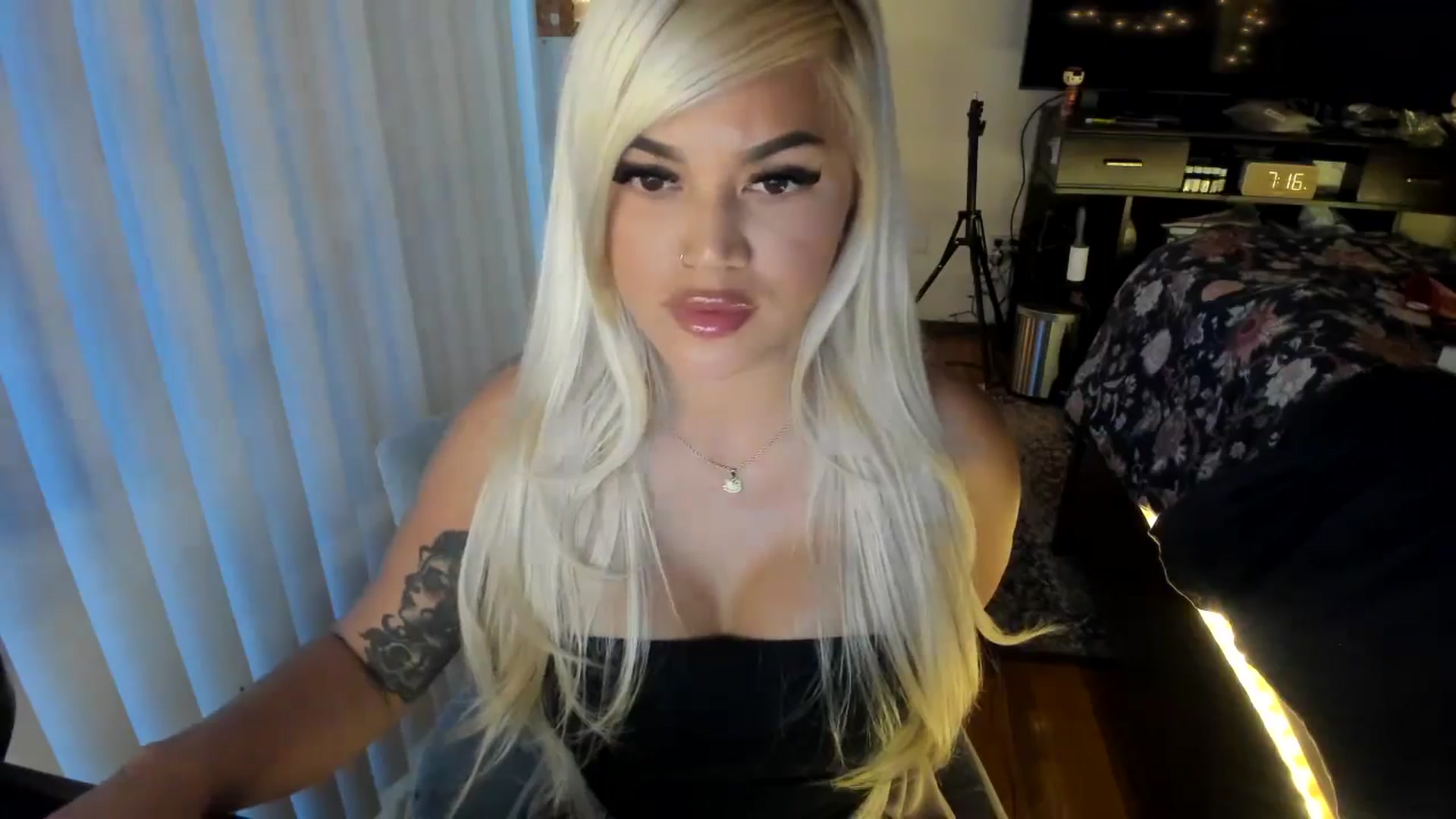 Gallery image thumbnail from blondetoshi's myfreecams stream on, 05/20/2024, 02:26 image 8 of 20