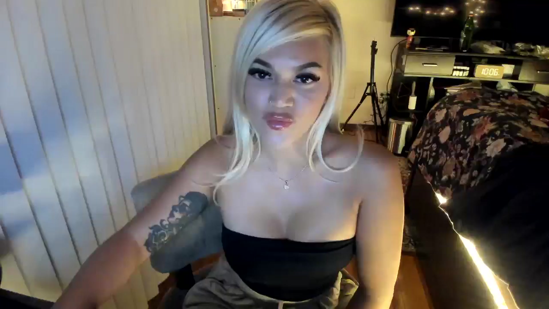 Gallery image thumbnail from blondetoshi's myfreecams stream on, 05/20/2024, 05:14 image 15 of 20