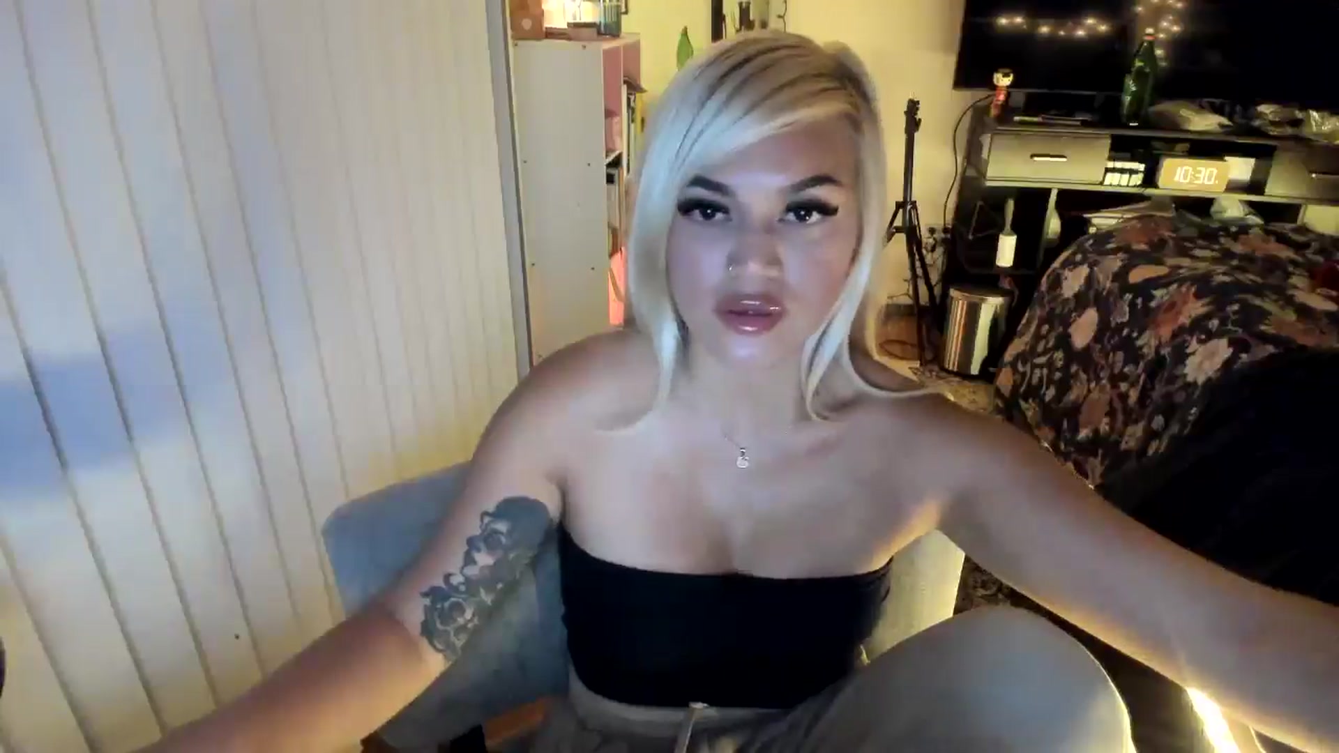 Gallery image thumbnail from blondetoshi's myfreecams stream on, 05/20/2024, 05:36 image 16 of 20