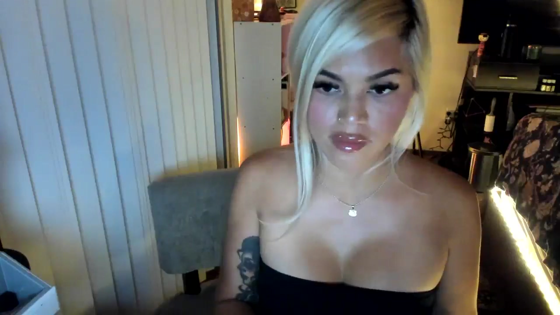 Gallery image thumbnail from blondetoshi's myfreecams stream on, 06/26/2024, 05:01 image 8 of 20