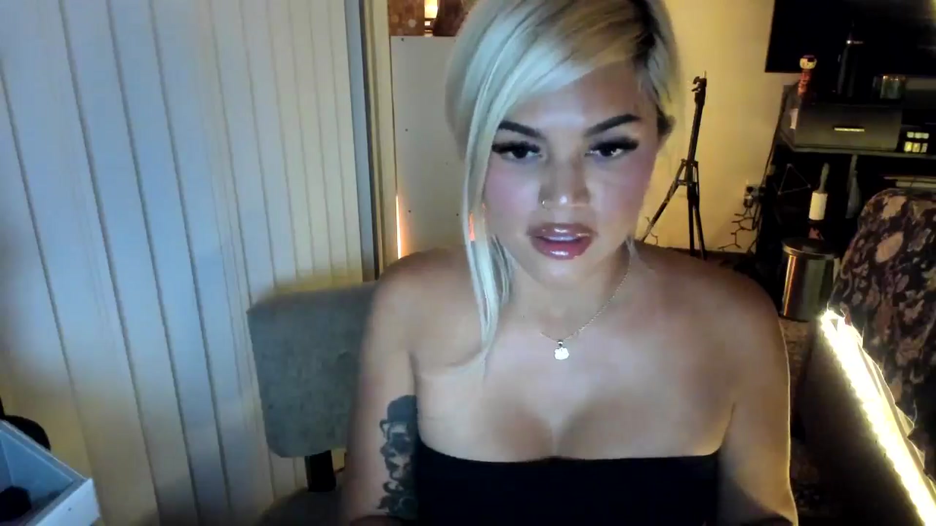 Gallery image thumbnail from blondetoshi's myfreecams stream on, 06/26/2024, 05:01 image 2 of 20
