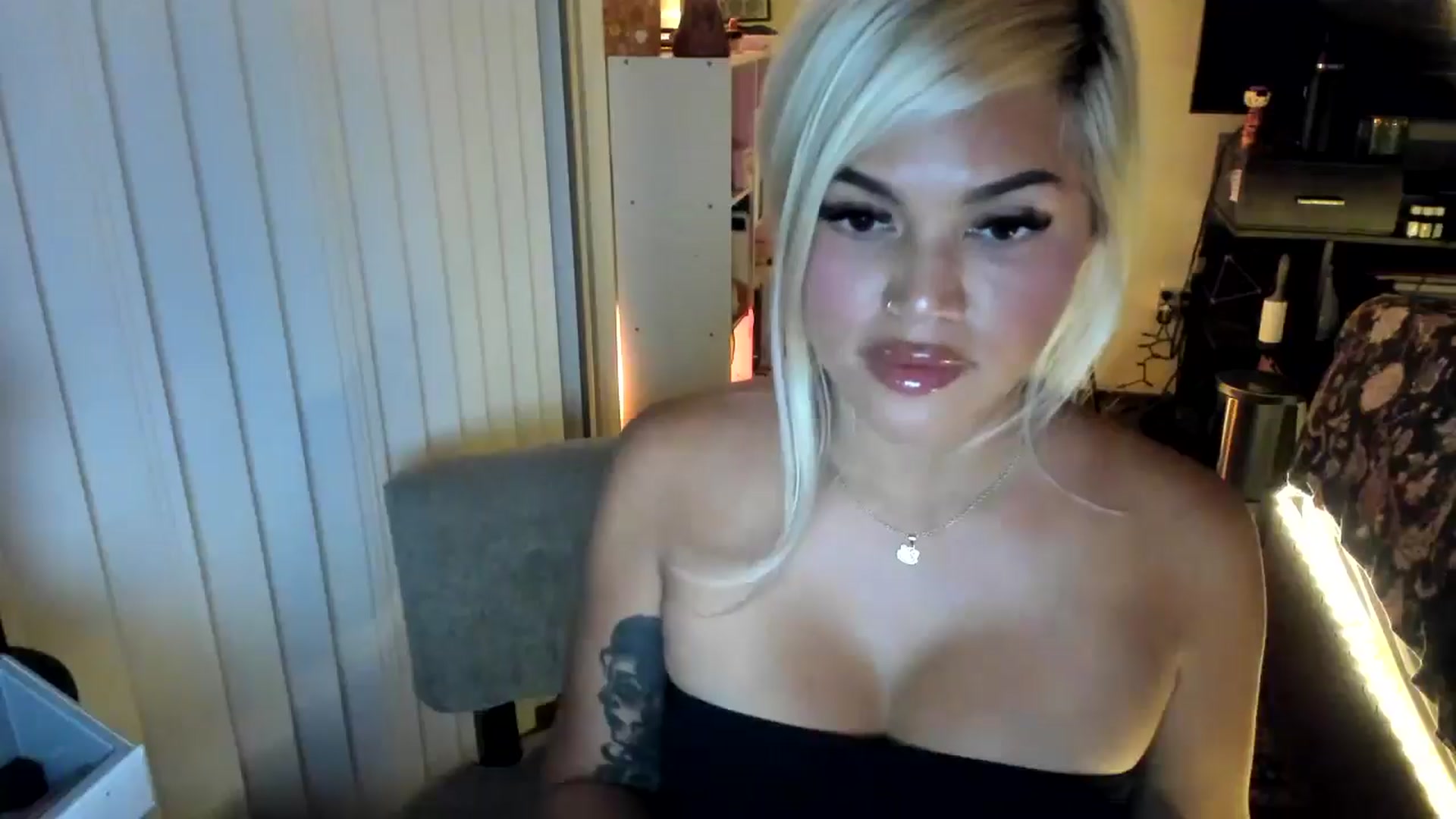 Gallery image thumbnail from blondetoshi's myfreecams stream on, 06/26/2024, 05:01 image 6 of 20
