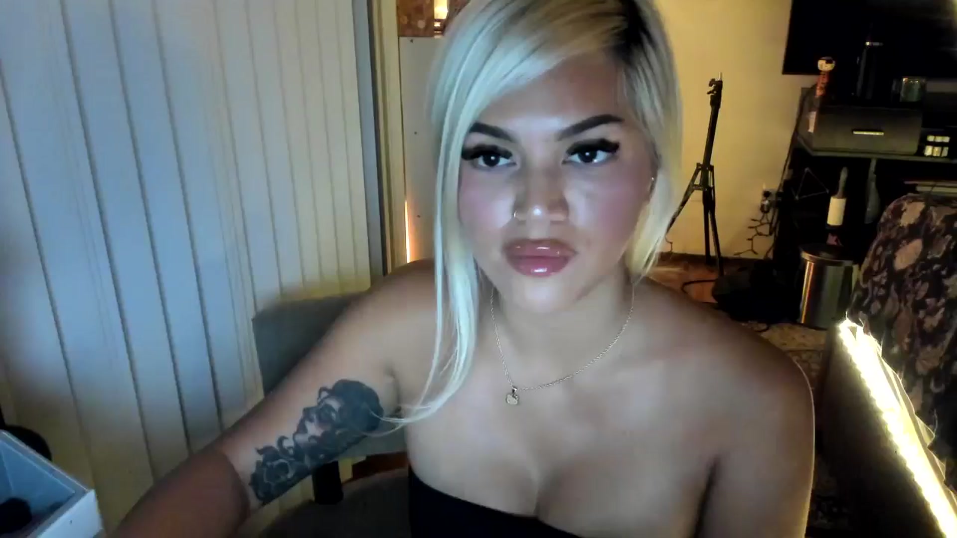 Gallery image thumbnail from blondetoshi's myfreecams stream on, 06/26/2024, 05:01 image 17 of 20