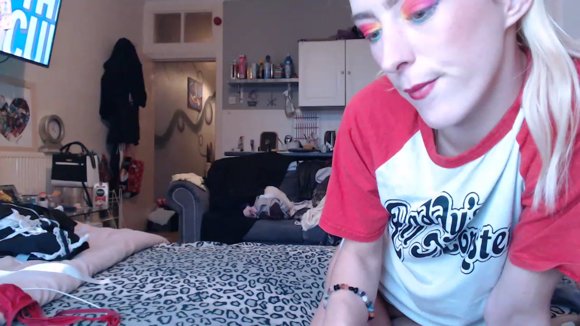 Gallery image thumbnail from blondey21uk's myfreecams stream on, 11/22/2022, 15:30 image 18 of 20