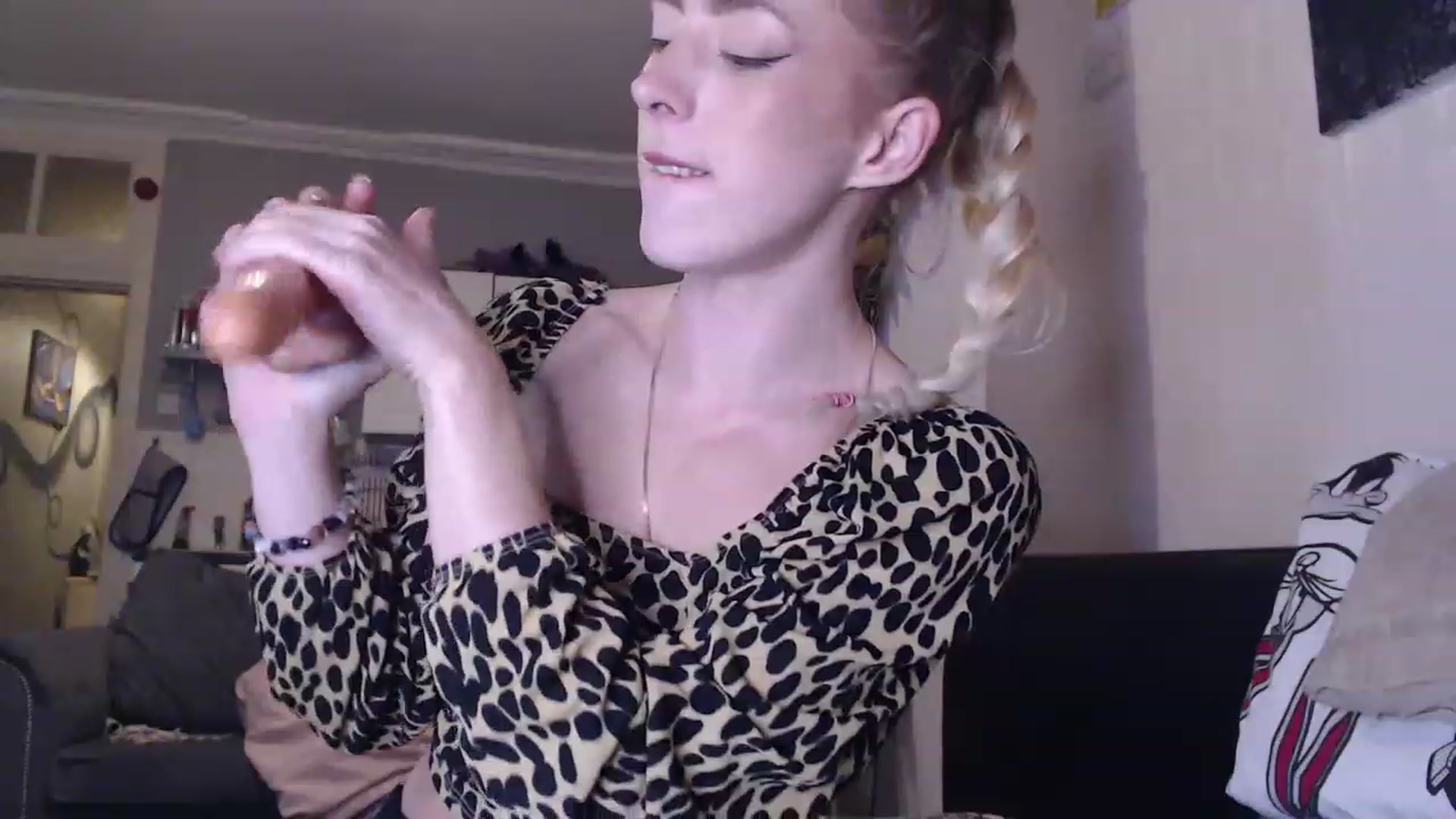 Gallery image thumbnail from blondey21uk's myfreecams stream on, 11/23/2022, 23:27 image 20 of 20
