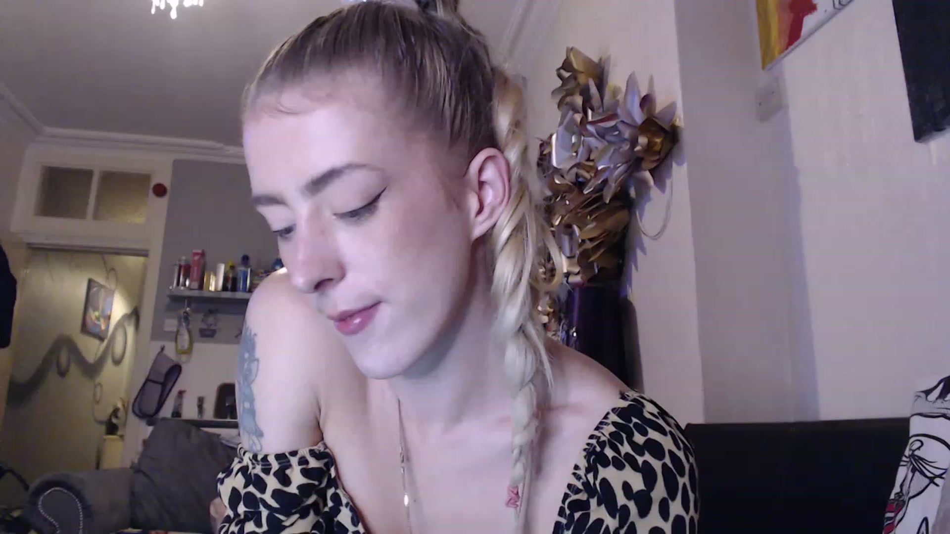 Gallery image thumbnail from blondey21uk's myfreecams stream on, 11/24/2022, 01:11 image 11 of 20