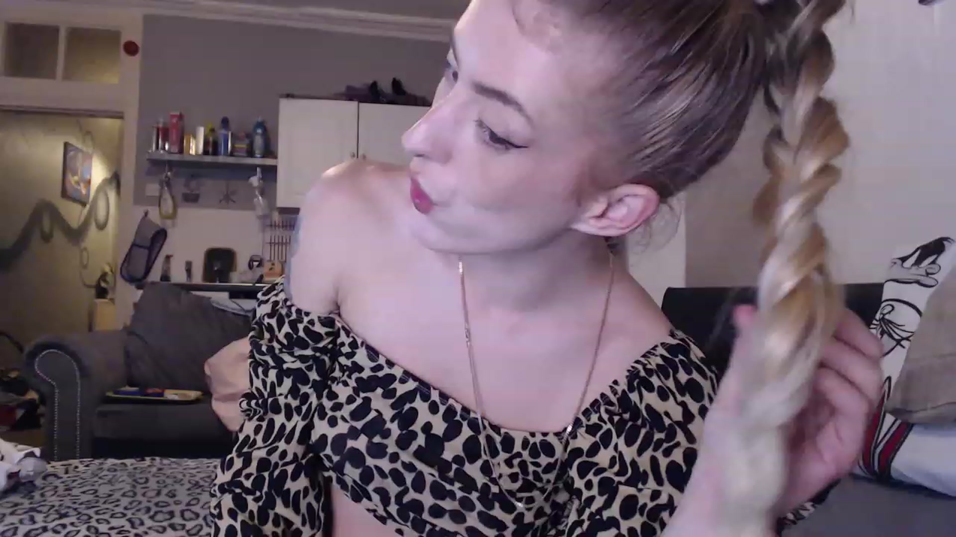 Gallery image thumbnail from blondey21uk's myfreecams stream on, 11/24/2022, 01:11 image 10 of 20