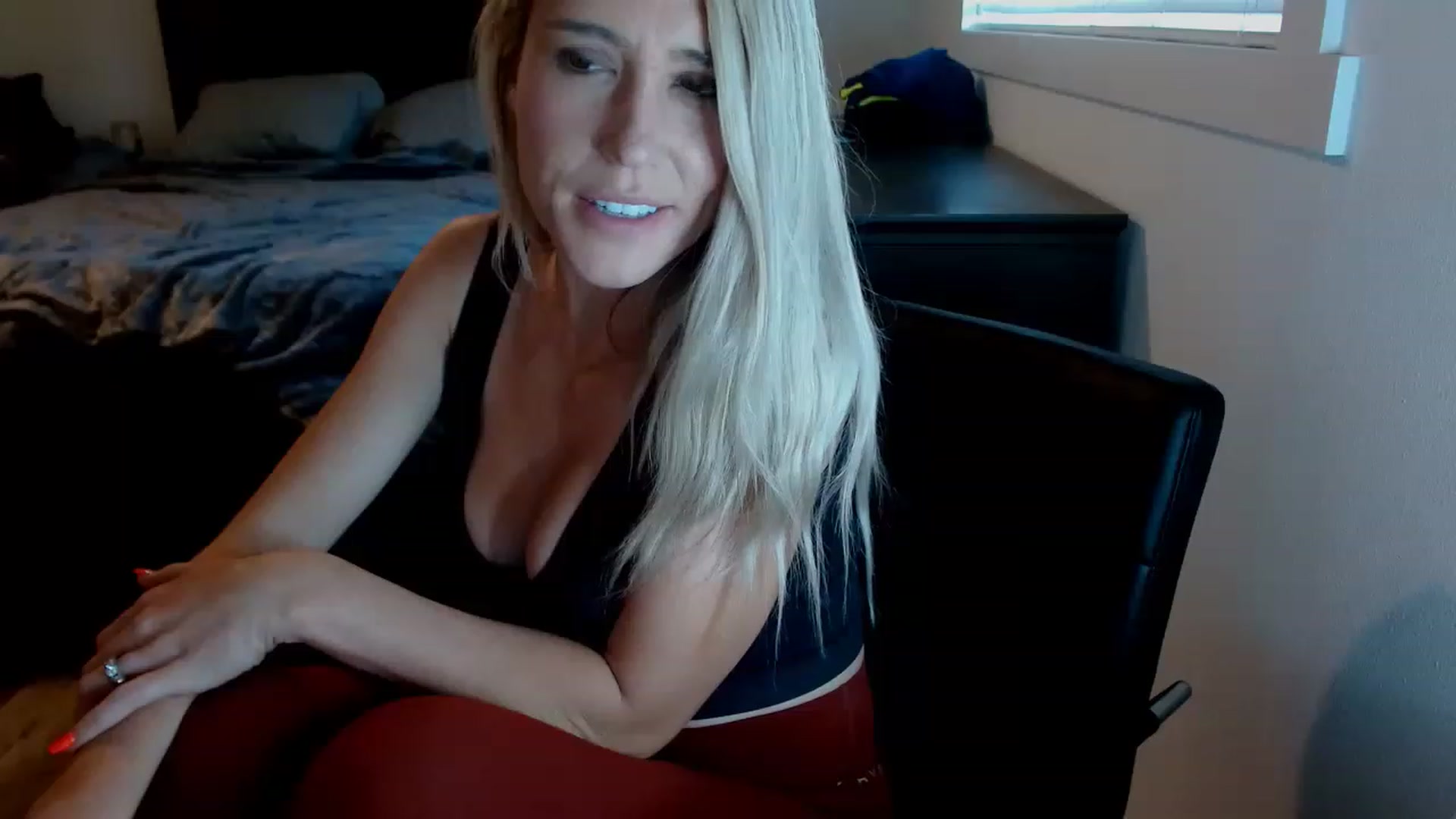 Gallery image thumbnail from blondmilf92's myfreecams stream on, 11/20/2022, 24:45 image 3 of 20