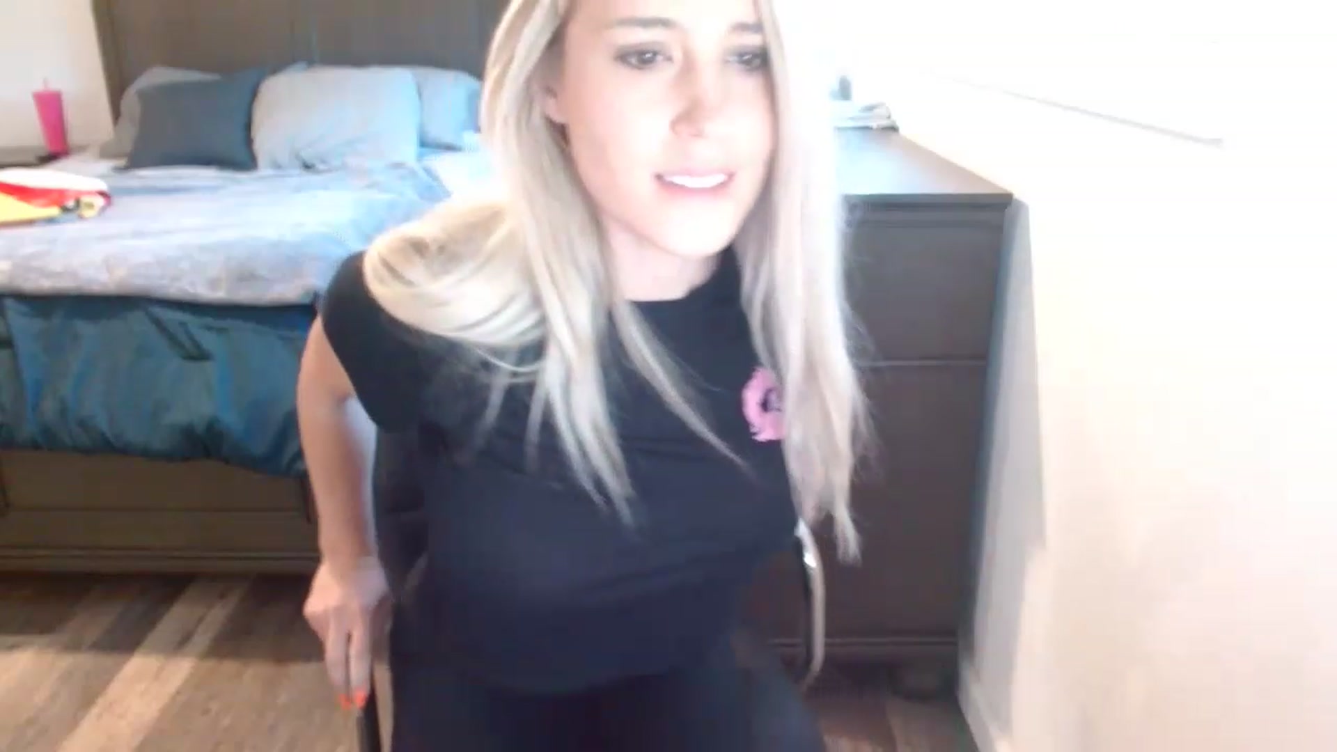 Gallery image thumbnail from blondmilf92's myfreecams stream on, 11/28/2022, 24:08 image 12 of 20