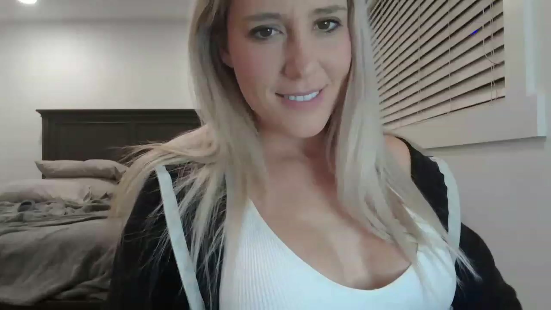 Gallery image thumbnail from blondmilf92's myfreecams stream on, 12/15/2022, 04:53 image 3 of 20