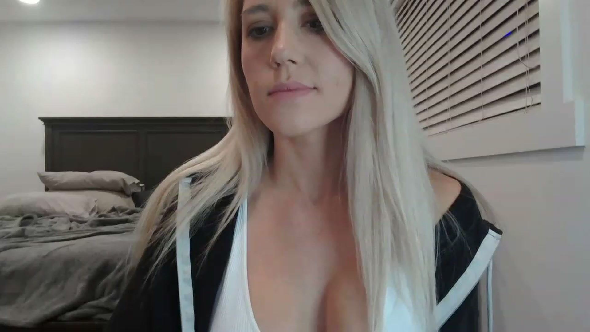 Gallery image thumbnail from blondmilf92's myfreecams stream on, 12/15/2022, 04:53 image 4 of 20