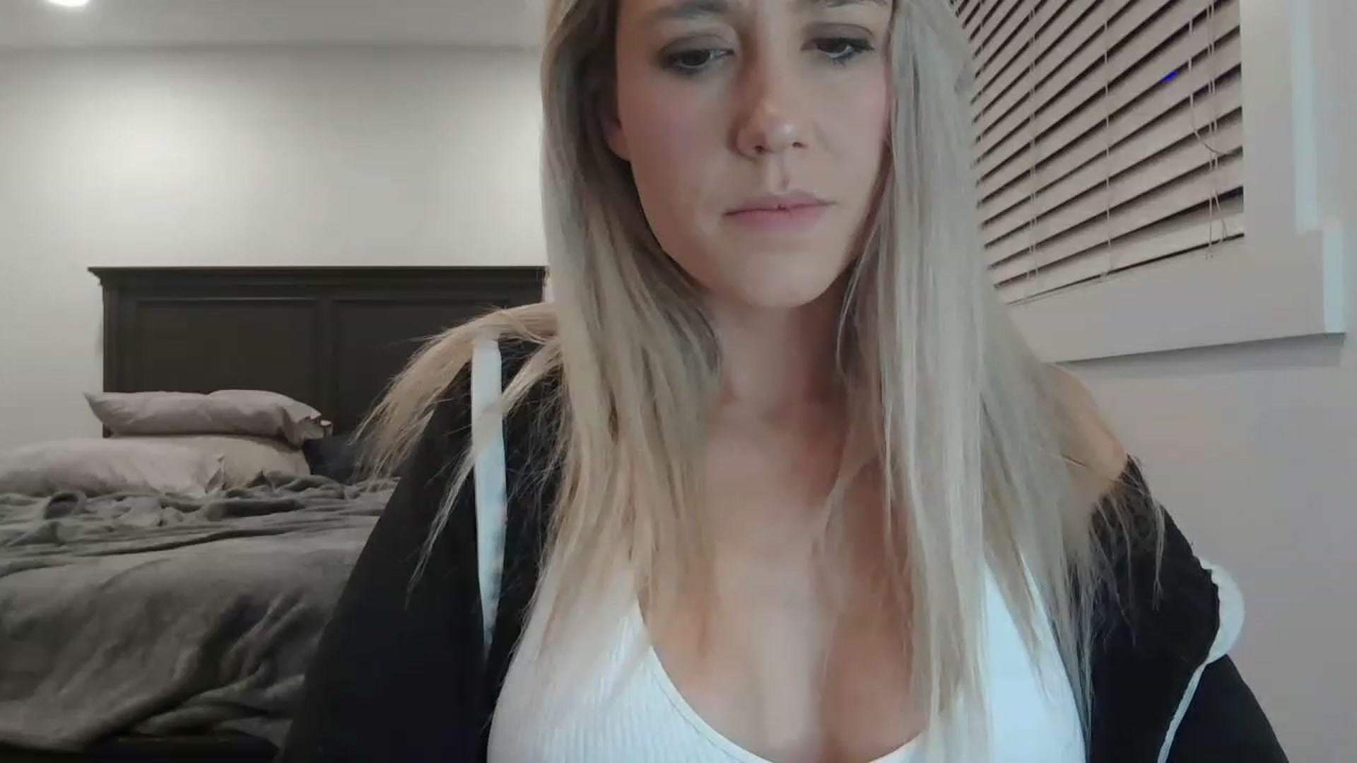 Gallery image thumbnail from blondmilf92's myfreecams stream on, 12/15/2022, 04:53 image 9 of 20