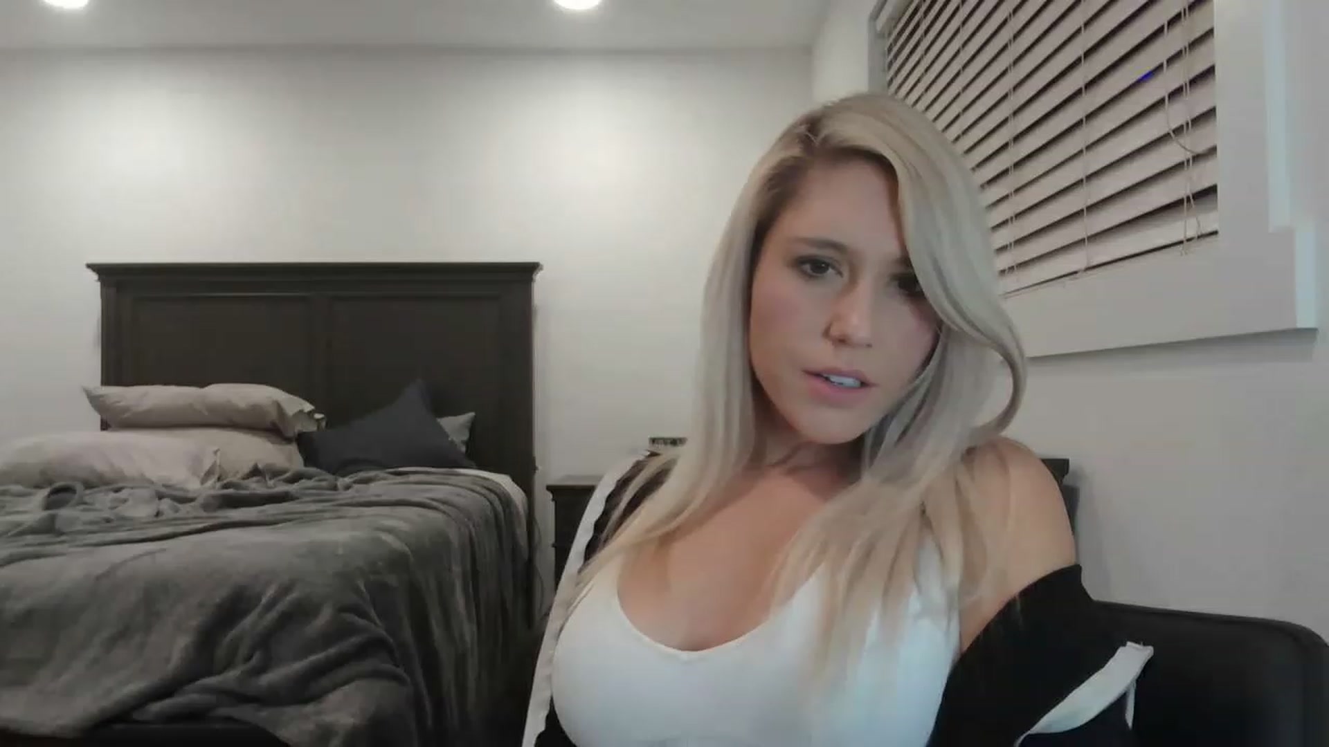 Gallery image thumbnail from blondmilf92's myfreecams stream on, 12/15/2022, 04:53 image 14 of 20