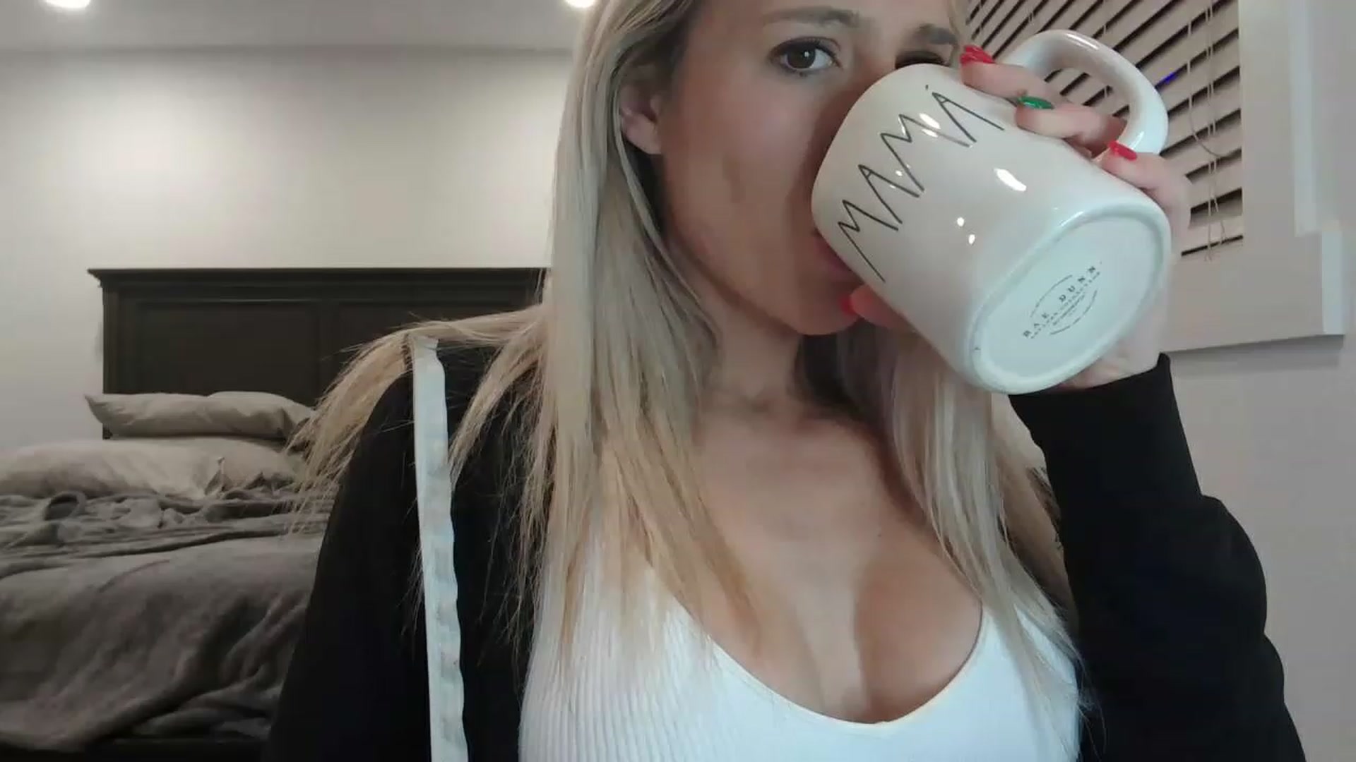 Gallery image thumbnail from blondmilf92's myfreecams stream on, 12/15/2022, 04:53 image 10 of 20