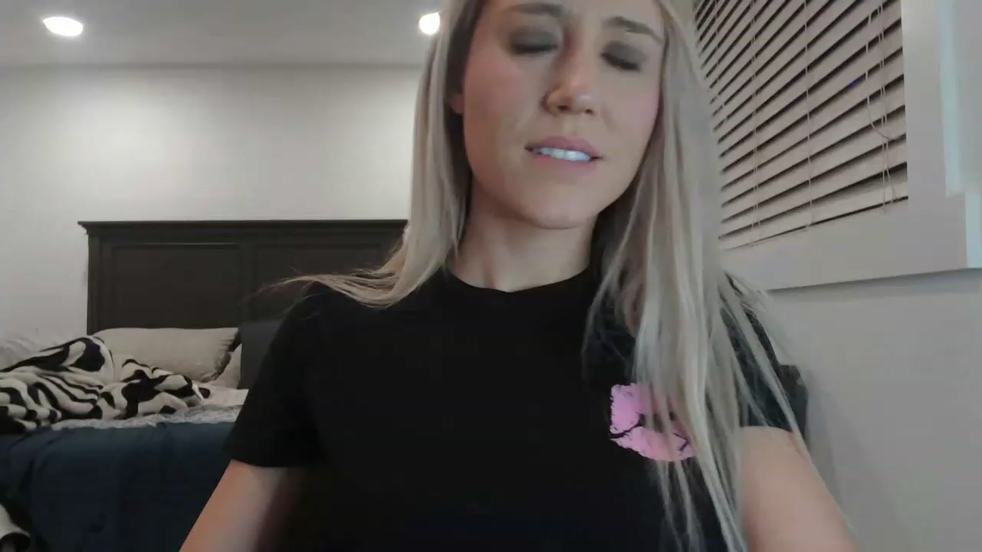 Gallery image thumbnail from blondmilf92's myfreecams stream on, 12/16/2022, 04:46 image 13 of 20