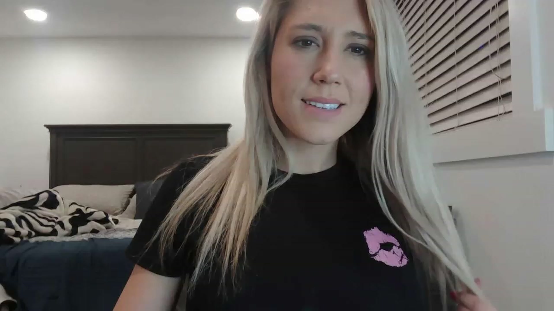 Gallery image thumbnail from blondmilf92's myfreecams stream on, 12/16/2022, 04:46 image 5 of 20