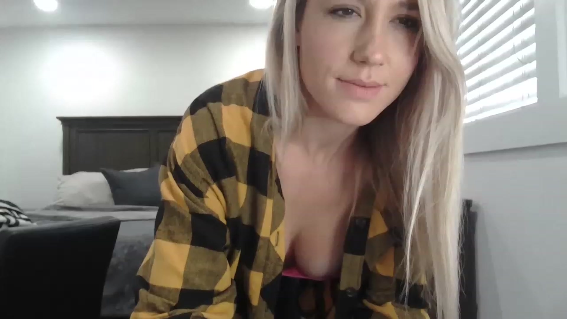 Gallery image thumbnail from blondmilf92's myfreecams stream on, 12/16/2022, 20:00 image 10 of 20