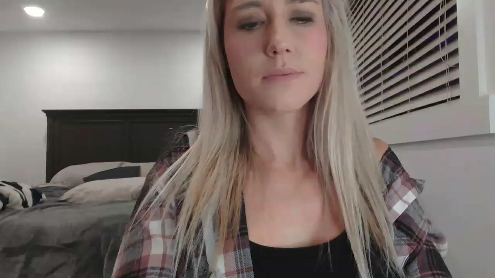 Gallery image thumbnail from blondmilf92's myfreecams stream on, 12/19/2022, 05:29 image 1 of 20