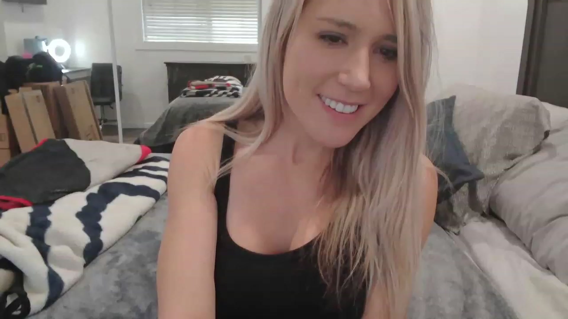 Gallery image thumbnail from blondmilf92's myfreecams stream on, 12/19/2022, 21:31 image 6 of 20