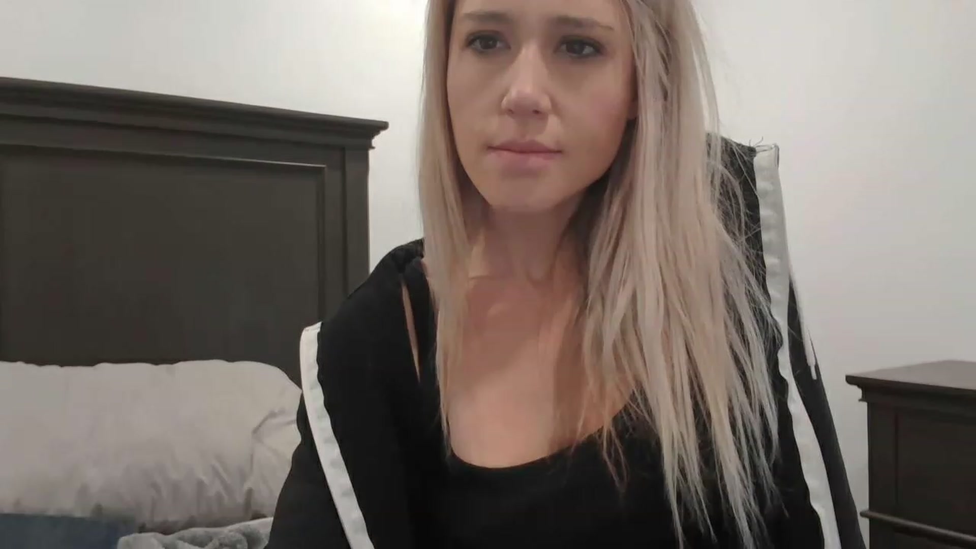 Gallery image thumbnail from blondmilf92's myfreecams stream on, 12/19/2022, 21:31 image 17 of 20