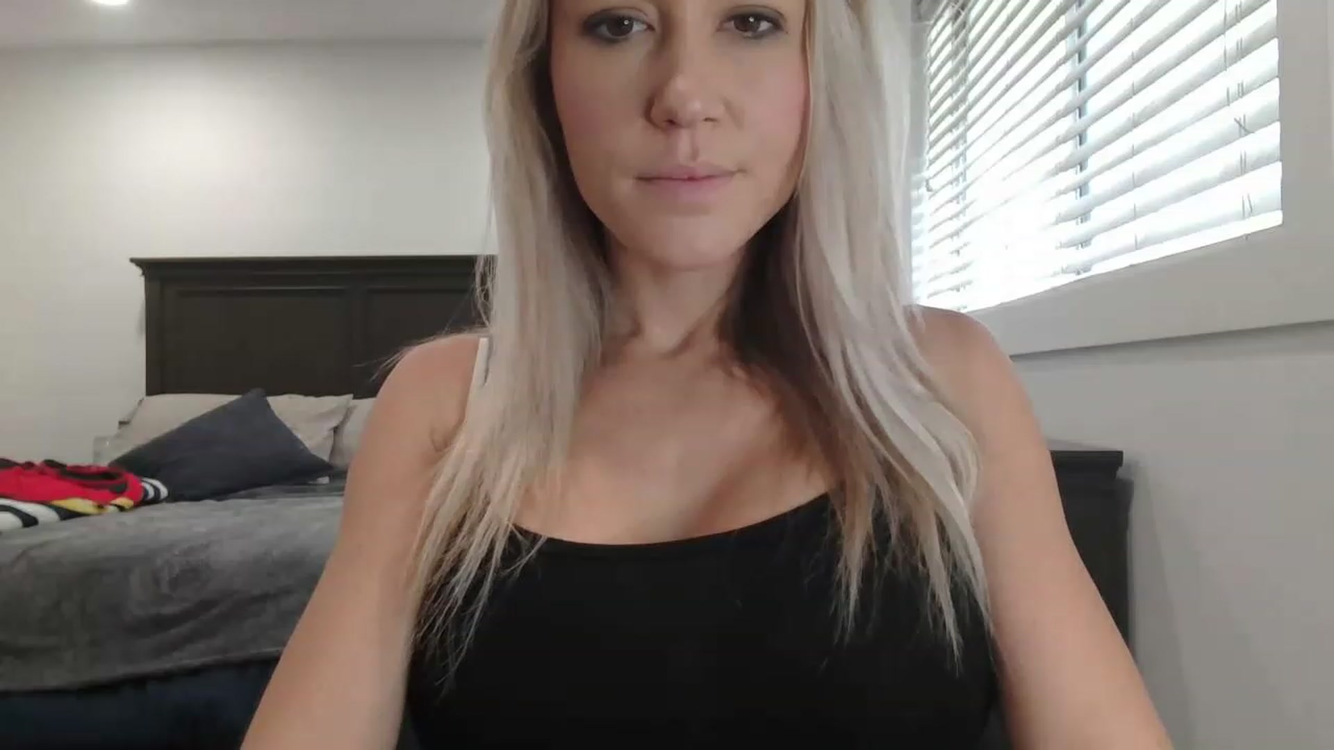 Gallery image thumbnail from blondmilf92's myfreecams stream on, 12/23/2022, 18:31 image 6 of 20