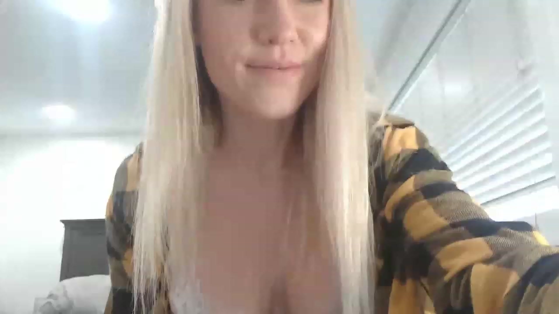 Gallery image thumbnail from blondmilf92's myfreecams stream on, 01/17/2023, 21:05 image 4 of 20
