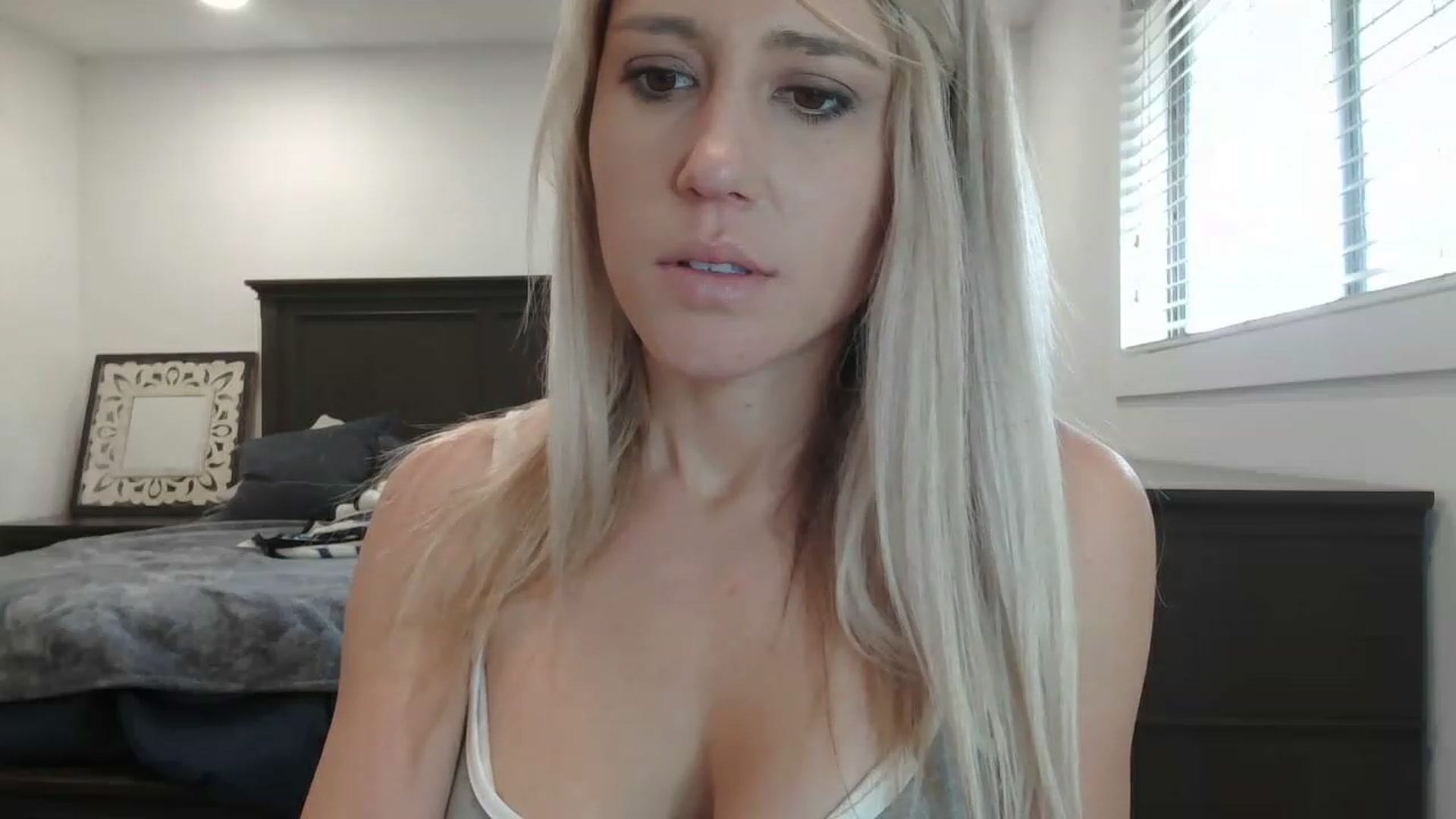 Gallery image thumbnail from blondmilf92's myfreecams stream on, 03/29/2023, 19:16 image 15 of 20