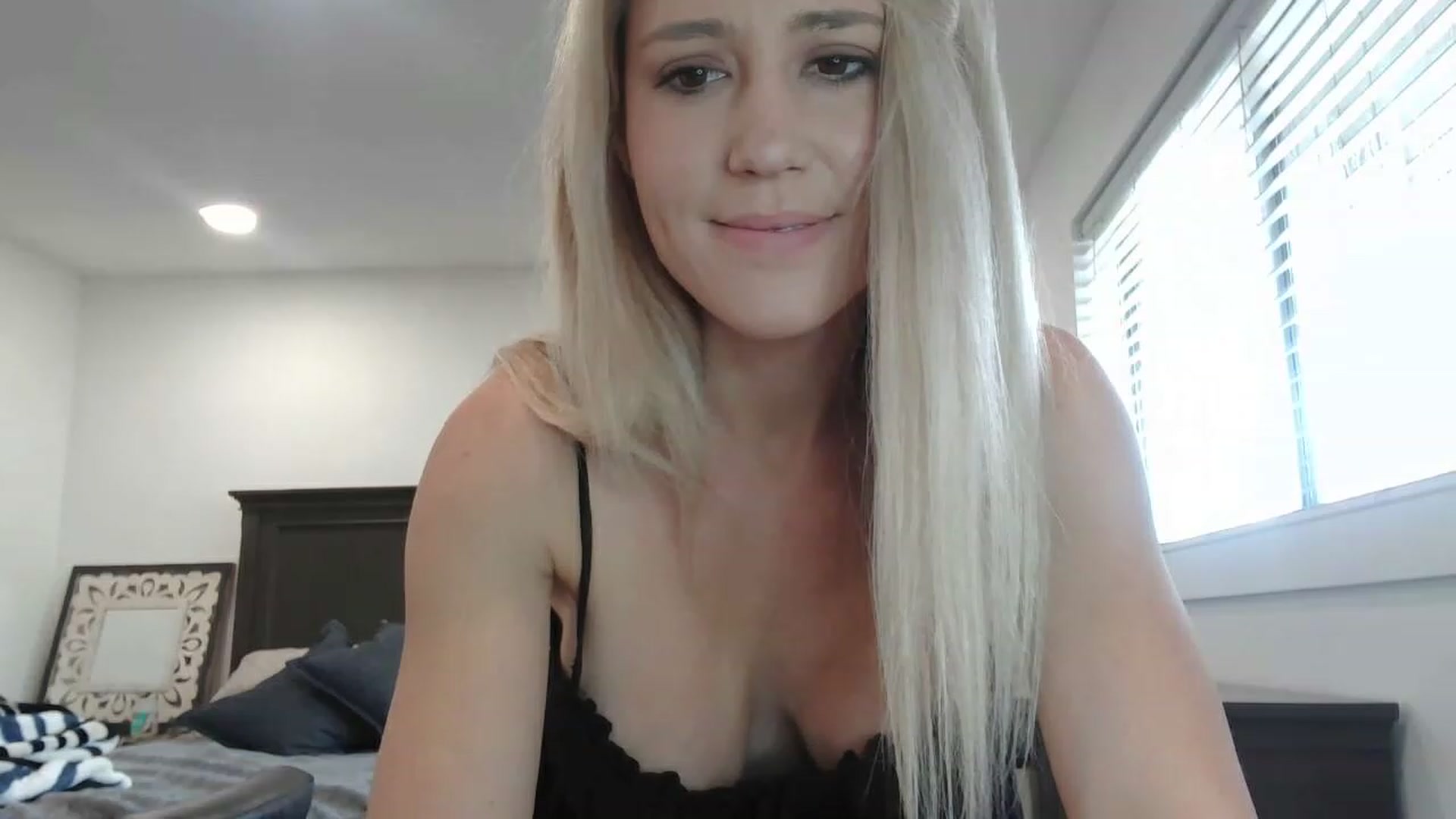 Gallery image thumbnail from blondmilf92's myfreecams stream on, 03/31/2023, 19:39 image 17 of 20