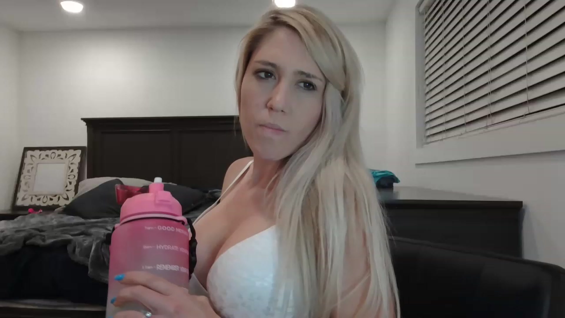 Gallery image thumbnail from blondmilf92's myfreecams stream on, 04/14/2023, 05:09 image 11 of 20