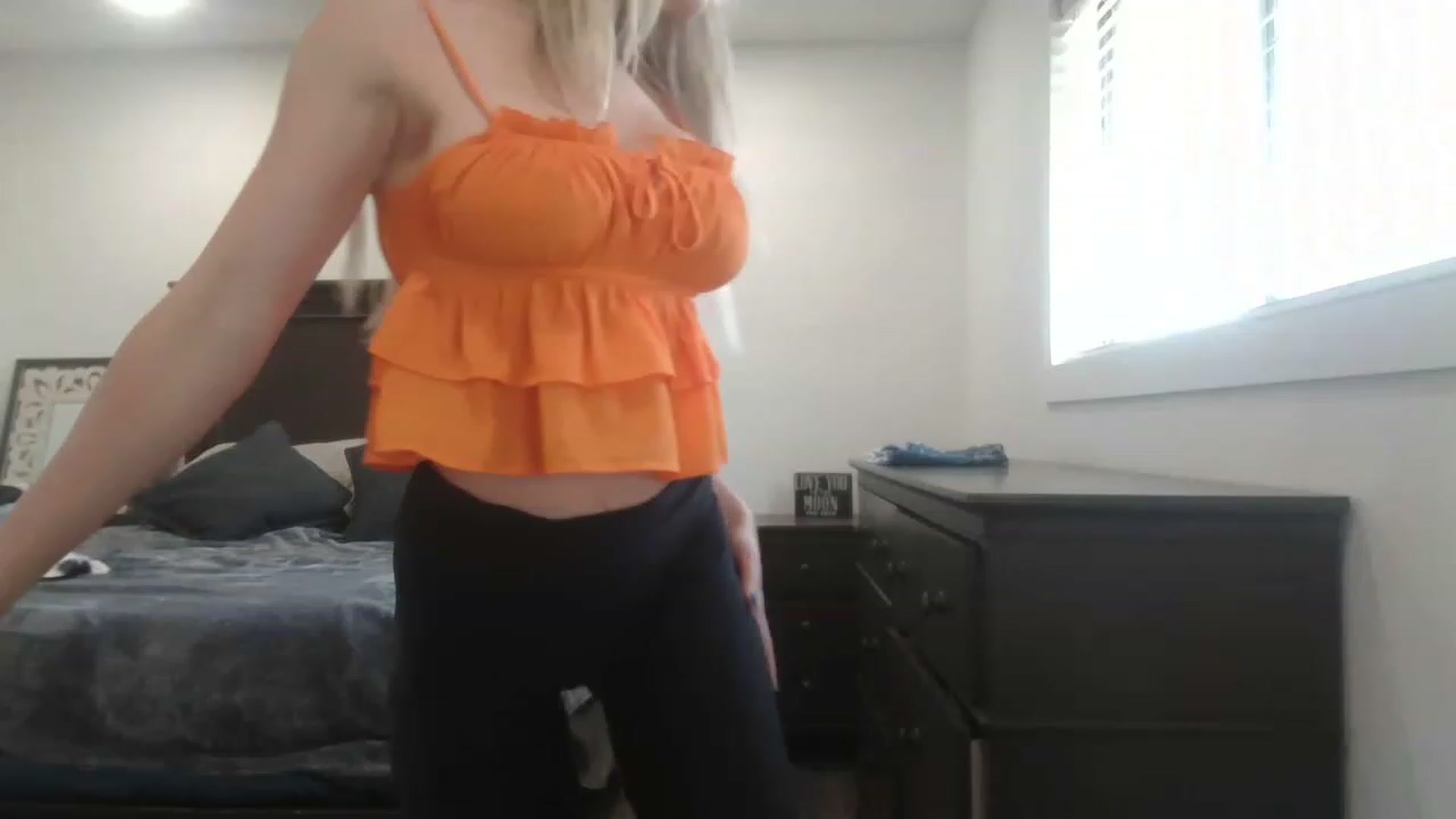 Gallery image thumbnail from blondmilf92's myfreecams stream on, 04/17/2023, 17:16 image 7 of 20