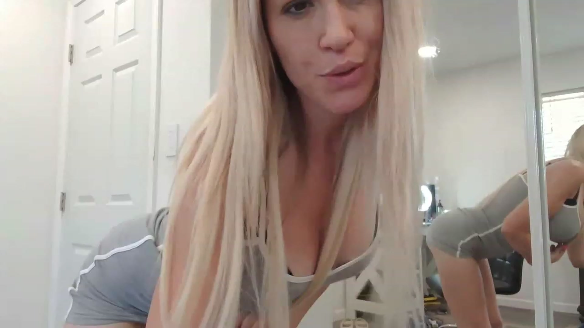 Gallery image thumbnail from blondmilf92's myfreecams stream on, 05/19/2023, 19:44 image 3 of 20