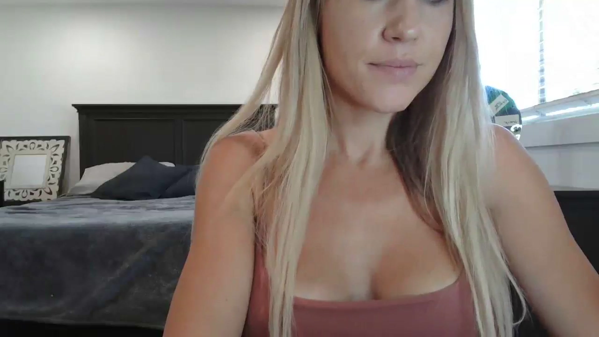 Gallery image thumbnail from blondmilf92's myfreecams stream on, 09/08/2023, 20:44 image 7 of 20